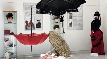 Výstava v luhačovické galerii Elektra oslavuje krásu a eleganci let minulých