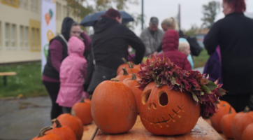 V parku poničeném tornádem oslavili podzim