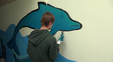 Rožnovští školáci malují v podchodu podmořský svět