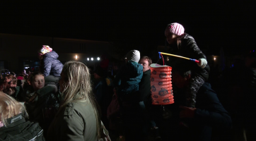 Lampionový průvod doprovodila světelná show