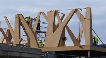 Domu přírody bude dominovat prosklené patro s duby