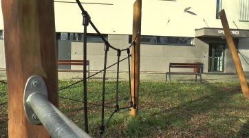 U sportovní haly vznikla nová opičí dráha 