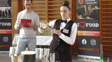 Soutěž Slivcup pro žáky středních škol oživila barmanská show 