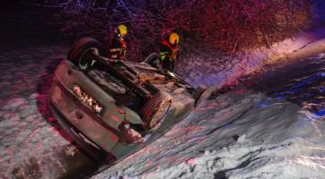 Řidiče od brzkého rána trápí zasněžené a namrzlé silnice. Kde se bouralo?