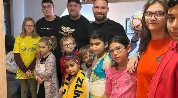 Fotbalista Zlína Fantiš přivezl dětem do Vizovic dárky, podpořil jej i klub 