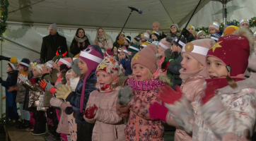 Děti si na podiu vyprosily rozsvícení vánočního stromu