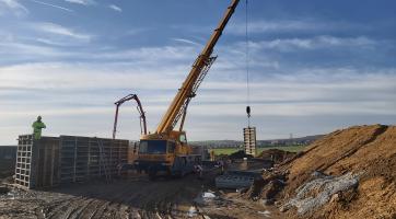 Díky teplému počasí pokračují práce na stavbě dálnice D55 mezi Babicemi a Bzencem