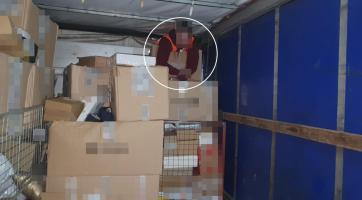 Zdrogovaný brigádník usnul v Brně v kamionu mezi balíky. Probudil se až ve Zlíně