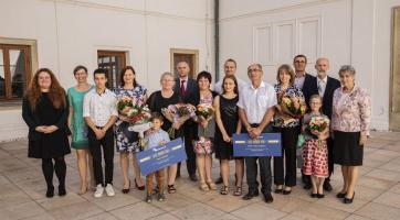 Kraj hledá tři výjimečné pěstouny