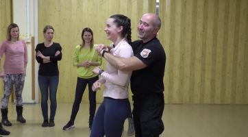 Ženy a dívky se učily sebeobranu