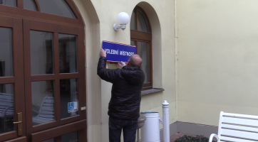 Na zajištění přípravy a průběhu voleb se podílejí desítky lidí