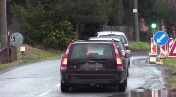 Průjezd přes opravovaný most řídí v Držkové semafor