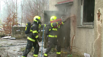 Hasiči obsadili budovu určenou k demolici