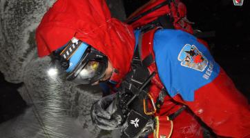 Rušná noc záchranářů horské služby: pátrání po turistovi a transport dvou místních do lékařské péče