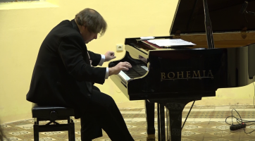 V Napajedlích se představil v klavírních improvizacích Jiří Pazour