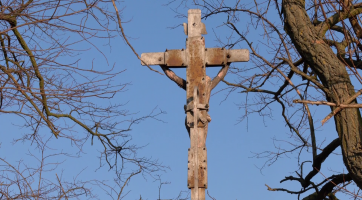 Ostrožská Nová Ves nechala opravit Boží muka, můstek, kolotoče a posilovací stroje 