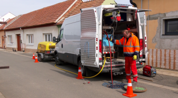 Roboti bezvýkopově opravují potrubí pod povrchem ulic v Ostrožské Nové Vsi
