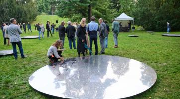 Zlínská zrcadla budou v sadu Svobody k vidění ještě minimálně rok