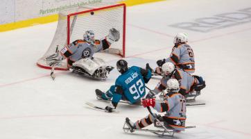 Stříbro s křivdou. Sledge hokejisty Zlína ve finále hrubě poškodil rozhodčí Suchý