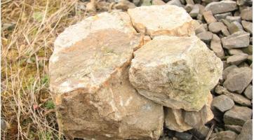 Osobní vlak narazil do třicetikilového kamene, který někdo položil na koleje 