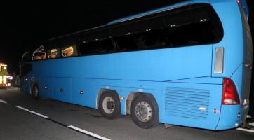 Při střetu kamionu s autobusem se vážně zranila cestující žena. Řidič kamionu od nehody ujel