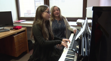 Zvuk nového pianina už zní zdmi hodonínské ZUŠky