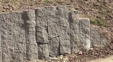 Vandal poškodil palisády na cyklostezce 