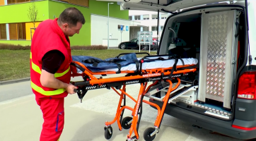 Vsetínská nemocnice investuje do nových dopravních sanitek