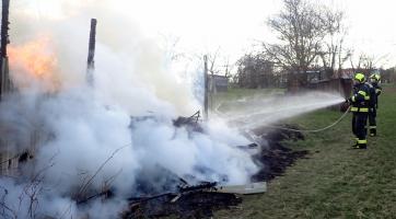 V Havřicích hořela včera odpoledne chatka. Dva zranění skončili v péči záchranářů