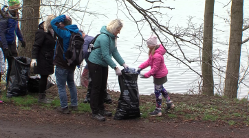 Několik desítek lidí se v Otrokovicích vydalo na velký jarní úklid