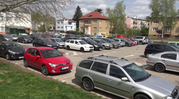 Uherské Hradiště řeší nedostatek parkovacích míst. Vozidla nad 1,5 tuny už na sídlištích nezaparkují