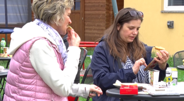 Férová snídaně se tentokrát konala v zahradě Centra pro rodinu