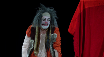 Na jevišti Domu kultury kraloval v černé komedii Šašek a syn