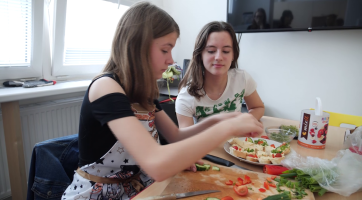 Základní školy Očovská oslavila 30 let experimenty i tancem