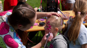 Den pěstounských rodin nabídl zábavní program i ceny