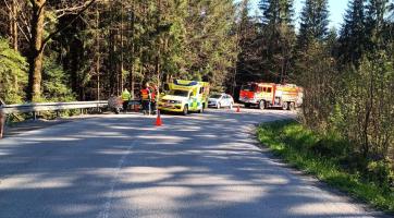 Pondělní odpoledne ve znamení nehod motorkářů. Jeden je těžce zraněný