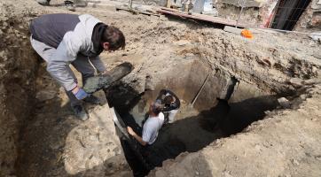 Střepy pravěkých nádob nebo železná sekera. Středověká tvrz v Hluku vydala při rekonstrukci nečekané nálezy