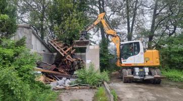 Přístřešky u staveniště ve Vsetíně obsadili bezdomovci. Starosta Čunek je nařídil strhnout