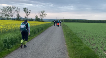 Chodci a běžci vyrazili na stokilometrovou trať