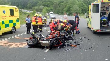 Tragédie u Střílek. Srážka motorek si vyžádala dva lidské životy 