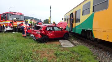 V Želechovicích nad Dřevnicí se srazilo osobní auto s vlakem. Řidič měl obrovské štěstí