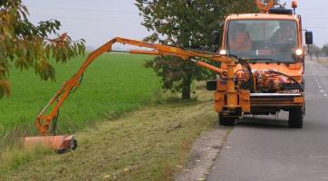 Sečení trávy podél silnic je v plném proudu. Řidiči, jezděte opatrně!