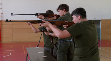 Domácí středoškoláci soutěžili ve střelbě s budoucími vojáky, policisty a lesníky