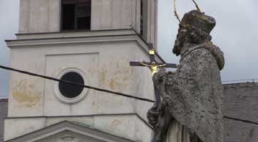 Tři sochy ve Veselí projdou rekonzervací