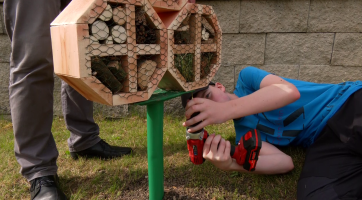 Školáci z Dolního Němčí vystavěli v areálu společnosti KASKO hmyzí domky