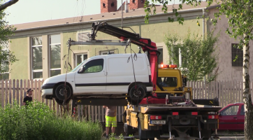 Při blokové očistě ve Veselí odtáhli čtyřicet aut