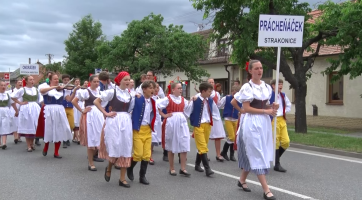 Krojovaný průvod přenesl Mezinárodní folklorní festival do ulic města