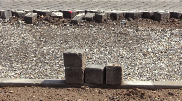 Místo žulových kostek dostane silnice v Buchlovicích asfaltový povrch