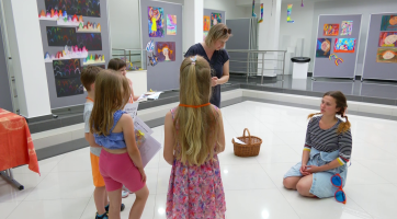 Malí výtvarníci se dernisáží rozloučili s Pihovatým světem i školním rokem 