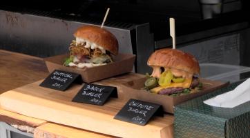 Návštěvníci gastrofestivalu mohli kobylky zapíjet pivem